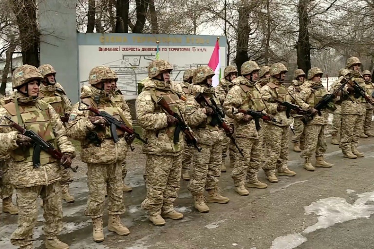 صورة نشرتها وزارة الدفاع الروسية لعناصر في القوة التابعة لمنظمة معاهدة الأمن الجماعي بقيادة روسيا في ألماتي في 12 كانون الثاني/يناير 2022(ا ف ب)  &nbsp;