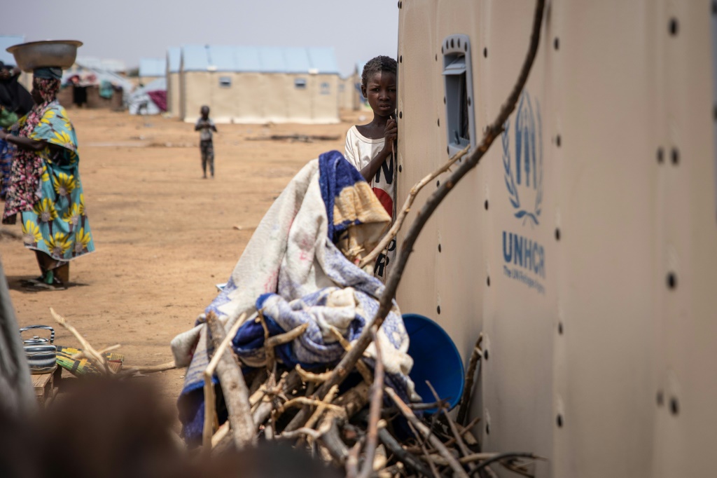 يستضيف مخيم Goudebou للاجئين في شمال بوركينا فاسو أكثر من 11000 مالي فروا من العنف (ا ف ب)