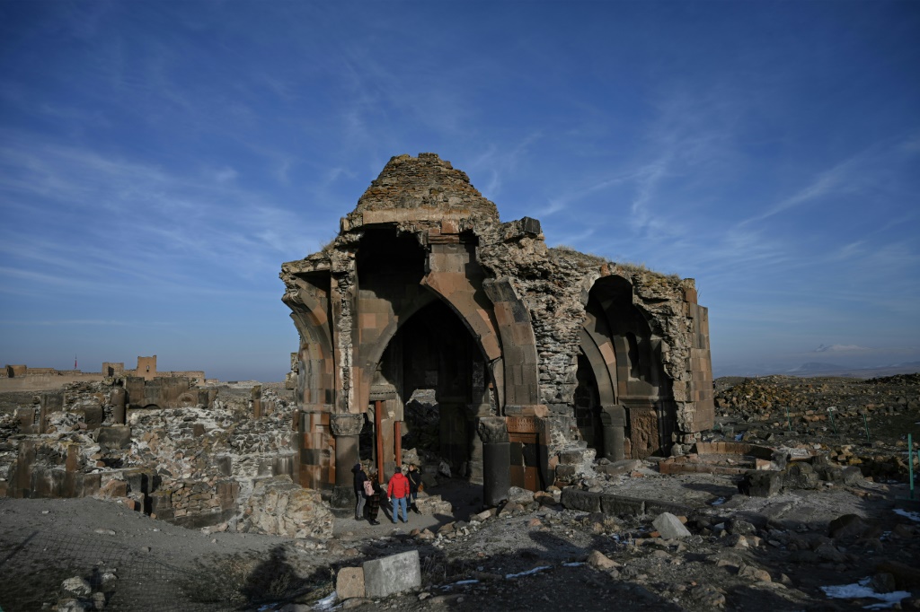 سياح في مدينة آني التاريخية في محافظة قارص التركية قرب الحدود مع أرمينيا، في 7 كانون الثاني/يناير 2022 (ا ف ب)