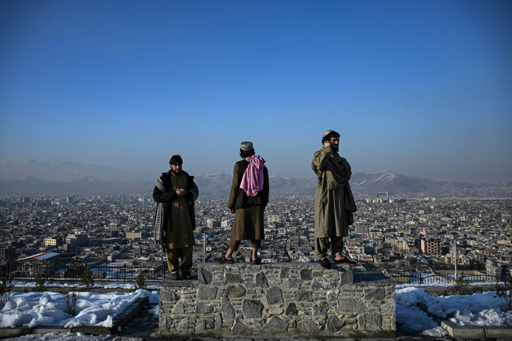    عناصر من طالبان يقفون على تلّة وزير أكبر خان المطلّة على كابول في 10 كانون الثاني/يناير 2022 (أ ف ب)