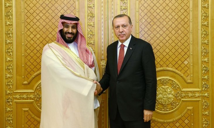 الرئيس التركي رجب طيب أردوغان وولي عهد السعودية محمد بن سلمان في لقاء سابق (أرشيف)