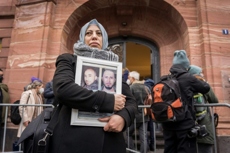 الناشطة السورية ياسمين المشعان أمام محكمة كوبلنس في ألمانيا في 13 كانون الثاني/يناير 2022 (ا ف ب)