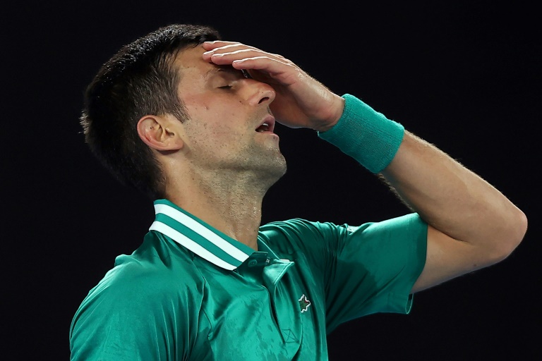  الصربي نوفاك ديوكوفيتش في لقطة له ضد الكسندر زفيريف في بطولة استراليا المفتوحة لكرة المضرب. 16 شباط/فبراير 2021(ا ف ب)