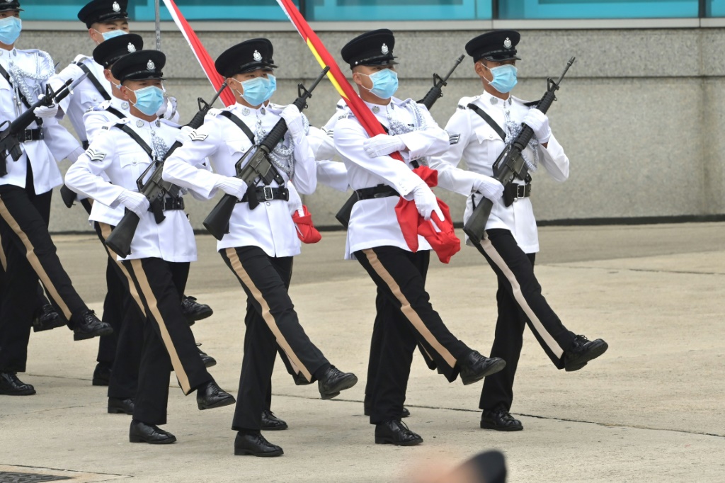 استخدمت شرطة هونج كونج خطوة الأوزة في الاحتفالات والمسيرات ، ولكنها ستصبح جزءا من الروتين اليومي للضباط اعتبارا من 1 يوليو(ا ف ب)
