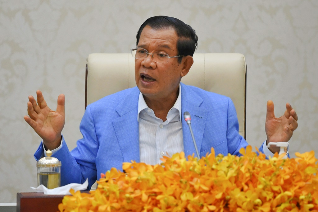 قام الحاكم الكمبودى القوى هون سن بأول رحلة يقوم بها زعيم اجنبى الى ميانمار منذ انقلاب العام الماضى(ا ف ب) .