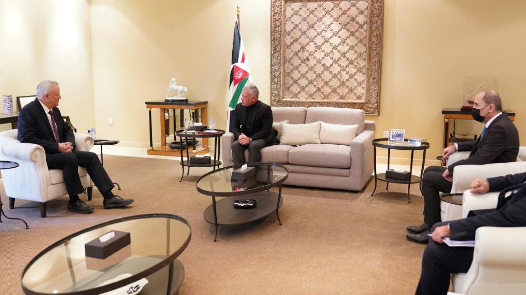 العاهل الأردني الملك عبد الله الثاني في لقاء مع وزير الدفاع الإسرائيلي بيني غانتس في العاصمة عمان في 5 كانون الثاني/يناير 2022 (أ ف ب)
