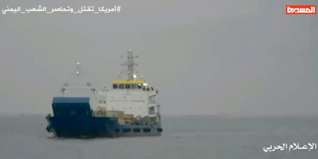 صورة من فديو نشرته قناة المسيرة التابعة للحوثيين بتاريخ 3 كانون الأول/يناير 2022 وتظهر سفينة روابي التي ترفع علم الإمارات والتي صادرها الحوثين في البحر الأحمر (أ ف ب)