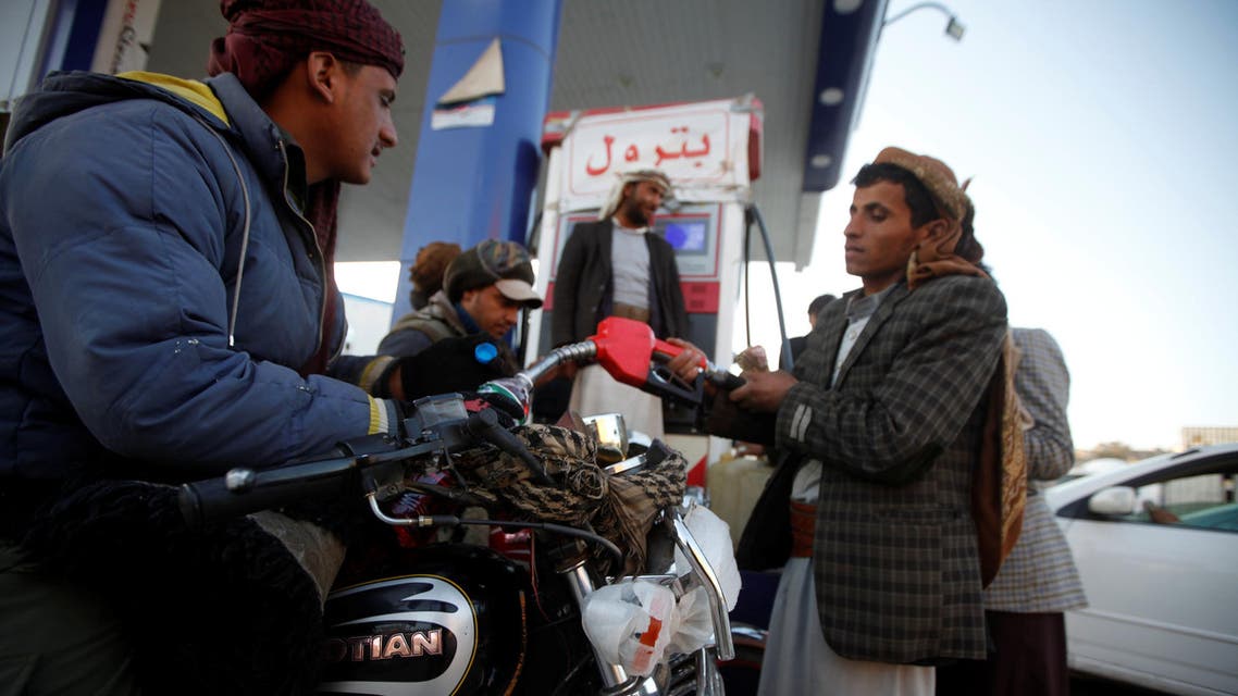 يمنيون يعبئون الوقود في صنعاء ( التواصل الاجتماعي