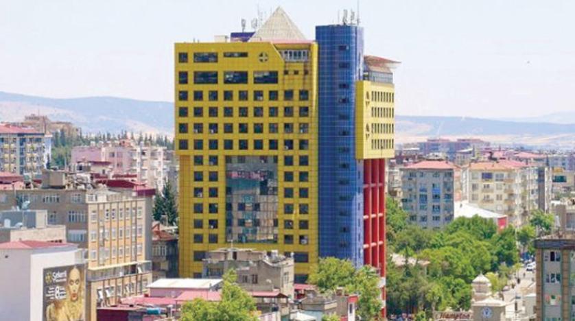 المبنى وسط المدينة باللونين الأصفر والأزرق (الشرق الأوسط)