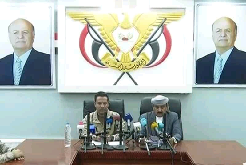 المتحدث باسم التحالف اللواء تركي المالكي يعقد مؤتمراً صحفياً من شبوة إلى جانب محافظ المدينة بعد السيطرة عليها ودحر الحوثيين (مواقع التواصل)