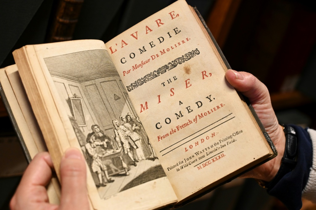صورة ملتقطة في 14 كانون الأول/ديسمبر 2021 تظهر كتاب مختارات أدبية من مسرحيات موليير بالإنكليزية والفرنسية عائد إلى سنة 1732 في مكتبة دار "كوميدي-فرانسيز"(ا ف ب)