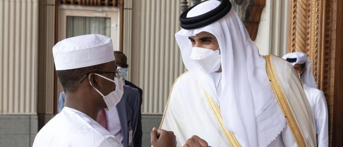 أمير قطر في لقاء سابق مع رئيس المجلس الانتقالي في تشاد محمد ادريس ديبي (بنا)