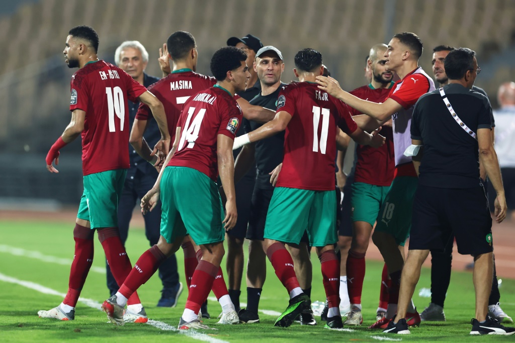 لاعبة المغرب يحتفلون بعد الفوز على جزر القمر 2-صفر في الجولة الثانية من منافسات المجموعة الثالثة ضمن نهائيات كأس أمم إفريقيا في الكاميرون في 14 كانون الثاني/يناير 2022(ا ف ب)