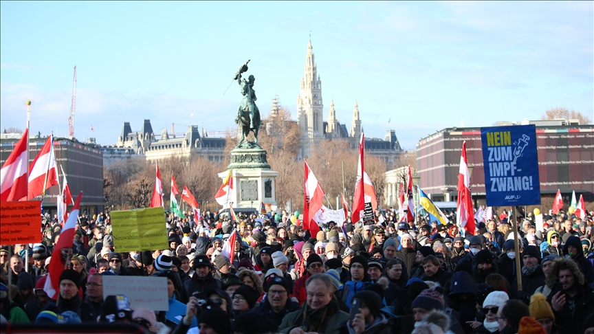 الاحتجاجات تجتح اوروبا ضد التلقيح وهذه مظاهرة في النمسا احتجاجا على تدابير كورونا (الأناضول)