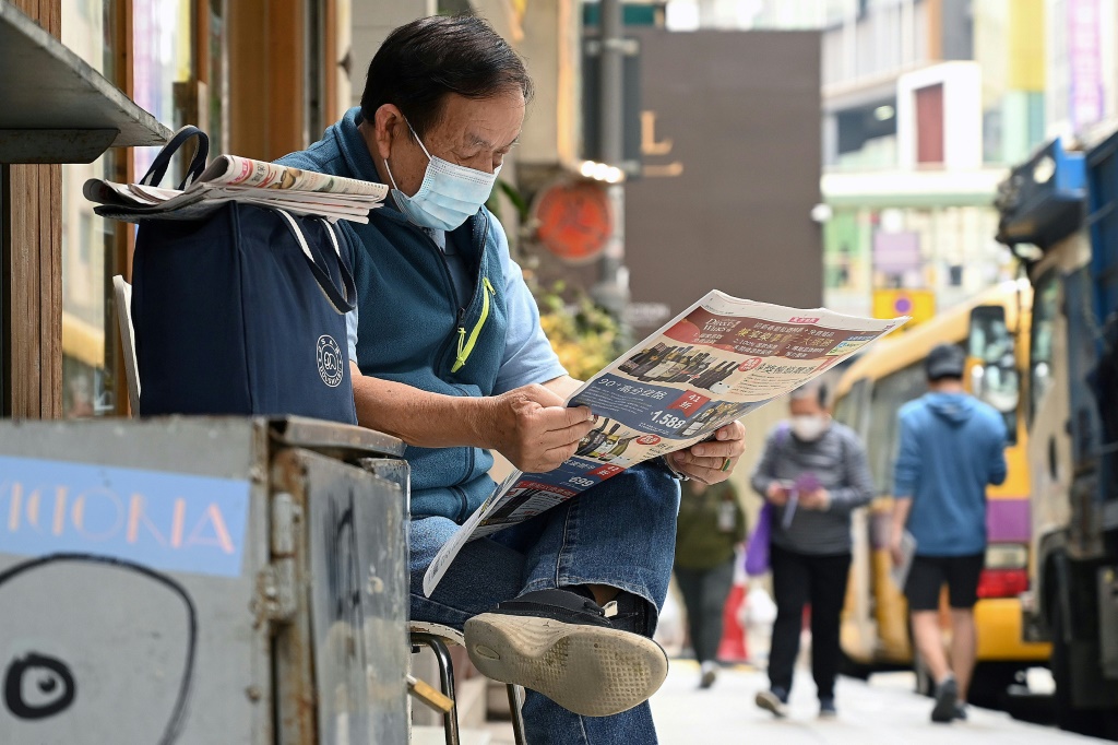 رجل يقرأ صحيفة في هونغ كونغ في 6 كانون الثاني/يناير 2022 (ا ف ب)