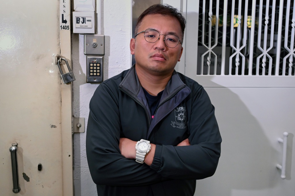 رونسون شان الذي يرأس جمعية الصحافيين في هونغ كونغ والذي يكتب في الموقع الإخباري المؤيّد للديموقراطية "ستاند نيوز"، في 7 كانون الثاني/يناير 2022 (ا ف ب)