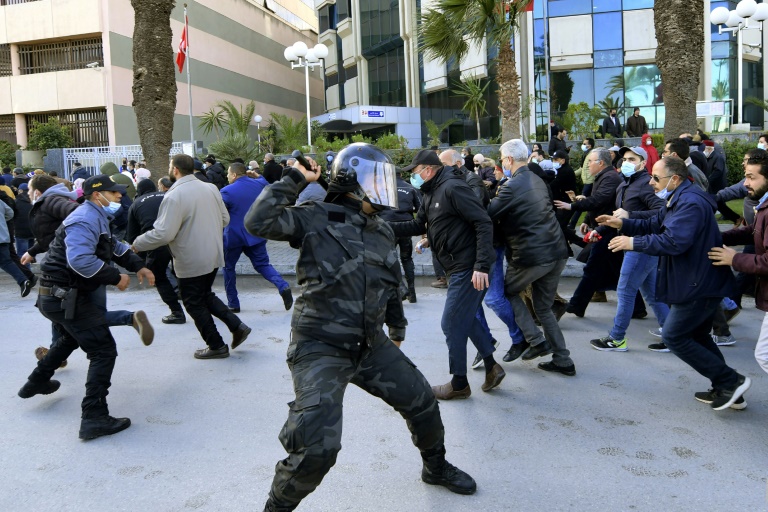  متظاهرون تونسون خلال صدامات مع الشرطة اثناء تظاهرة صد الرئيس قيس سعيّد في وسط العاصمة (ا ف ب)