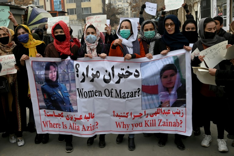 تجمع حوالي 20 امرأة أمام جامعة كابول(ا ف ب)