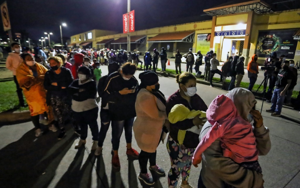 مئات المهاجرين في سان بيدرو سولا في هندوراس يستعدون للتوجه إلى حدود غواتيمالا، المحطة الأولى في طريقهم نحو الولايات المتحدة، في 15 كانون الثاني/يناير 2022 (أ ف ب)
