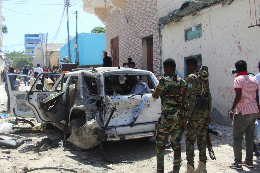    جنود صوماليون في موقع انفجار قنبلة في مقديشو في 16 كانون الثاني/يناير 2022 (أ ف ب)