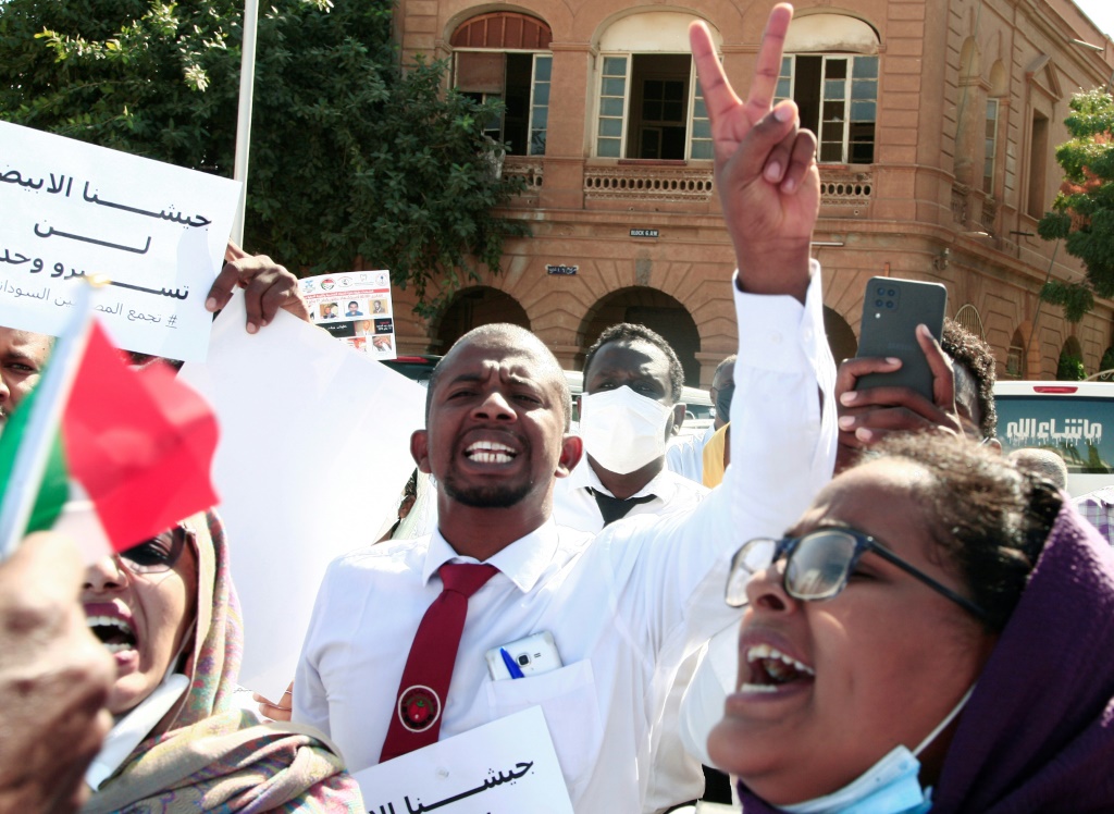 تظاهر عشرات الأطباء السودانيين في الخرطوم في 16 كانون الثاني/يناير 2022 للتنديد بهجمات قوات الأمن ضد الكوادر الطبية والأطباء خلال مسيرات مؤيدة للديموقراطية معارضة للانقلاب العسكري (أ ف ب)