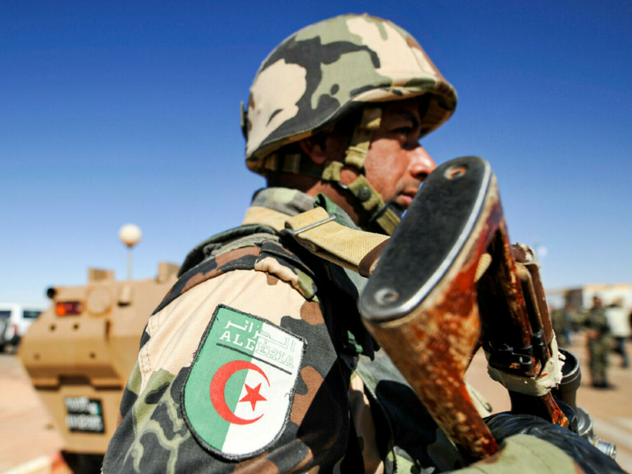 الأسلحة التي تثير قلق الجزائريين هي تلك المتعلقة بالحرب الإلكترونية والمسيّرات (أ ف ب)