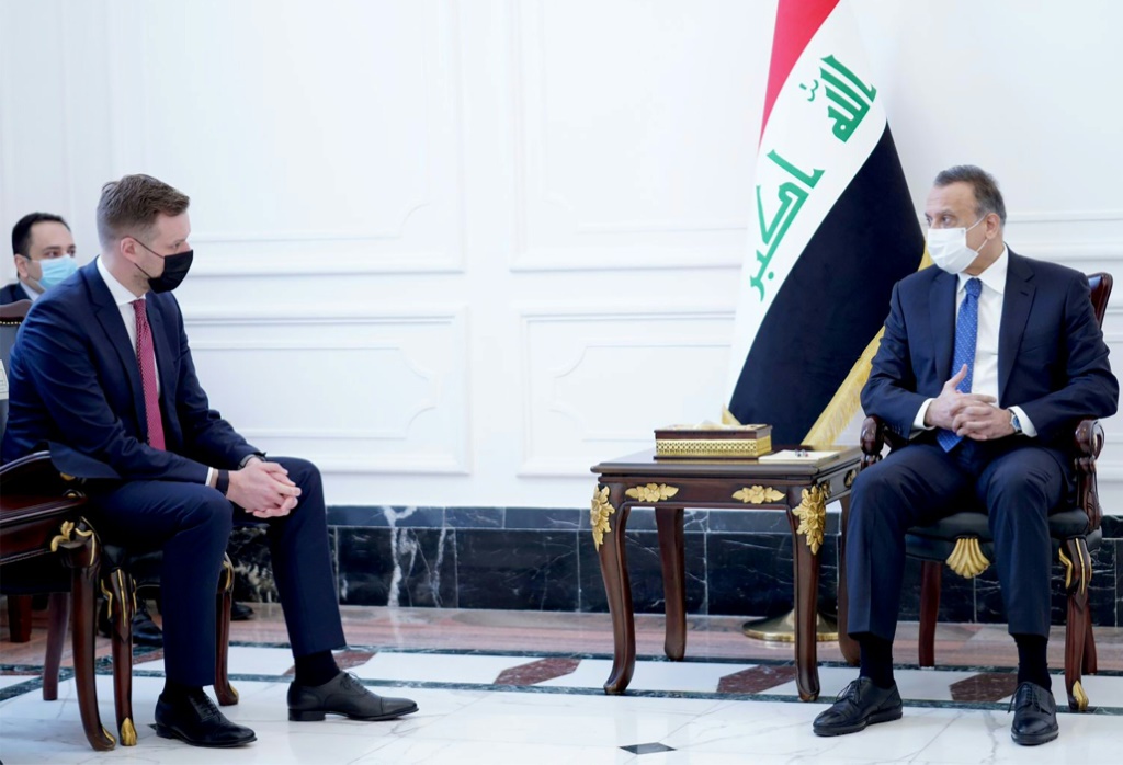 رئيس الوزراء العراقي مصطفى الكاظمي (يمين) يلتقي وزير الخارجية الليتواني غابريليوس لاندسبيرغيس في العاصمة بغداد (أ ف ب)