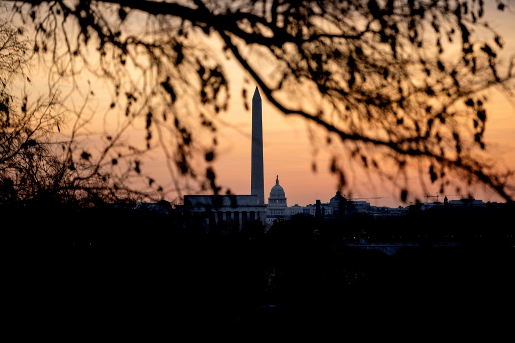 نصب لنكولن التذكاري ونصب واشنطن ومبنى الكابيتول الأمريكي عند شروق الشمس في واشنطن العاصمة في 16 يناير 2022 قبل عاصفة شتوية (أ ف ب)