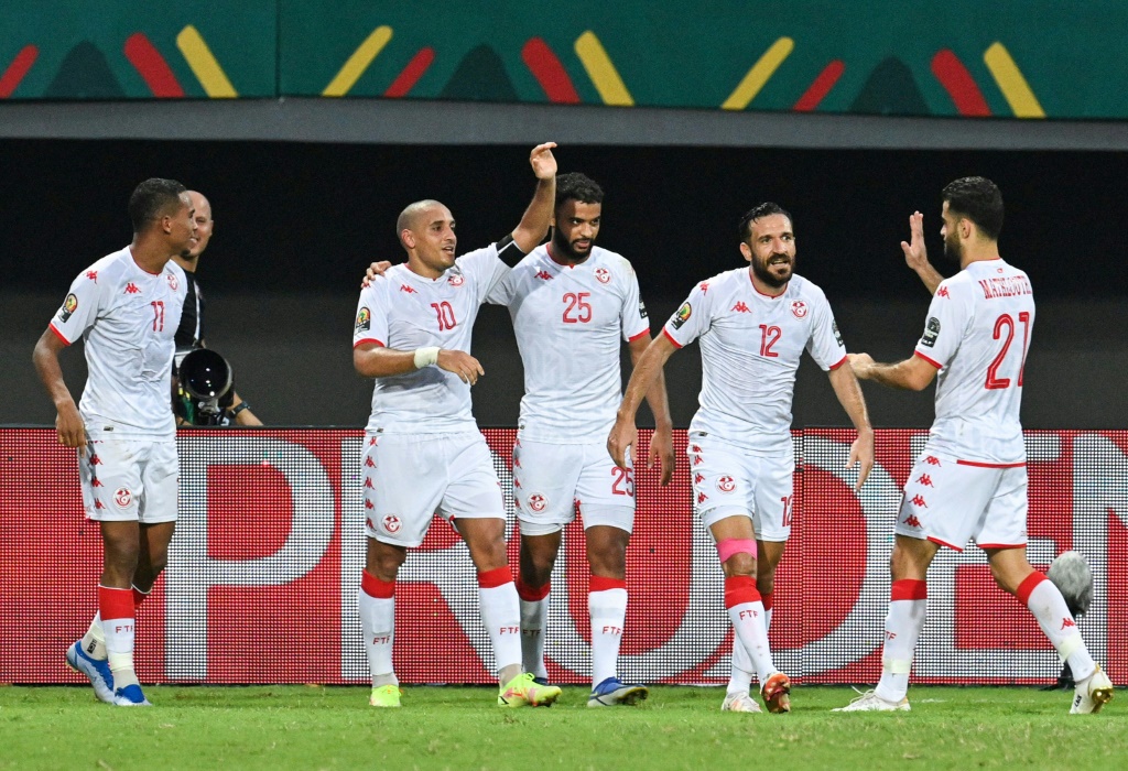 مهاجم تونس وهبي الخزري (الثاني من اليسار) محتفلا بتسجيله احد اهداف منتخب بلاده في مرمى موريتانيا في كأس الامم الافريقية. 16 كانون الثاني/يناير 2022 (ا ف ب)