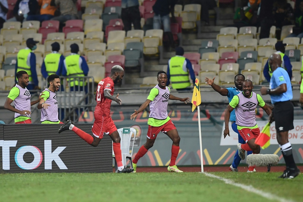 مدافع غينيا الاستوائية استيبان اوبيانغ محتفلا بتسجيله هدف الفوز في مرمى الجزائر في كأس الامم الافريقية. 16 كانون الثاني/يناير 2022(ا ف ب)