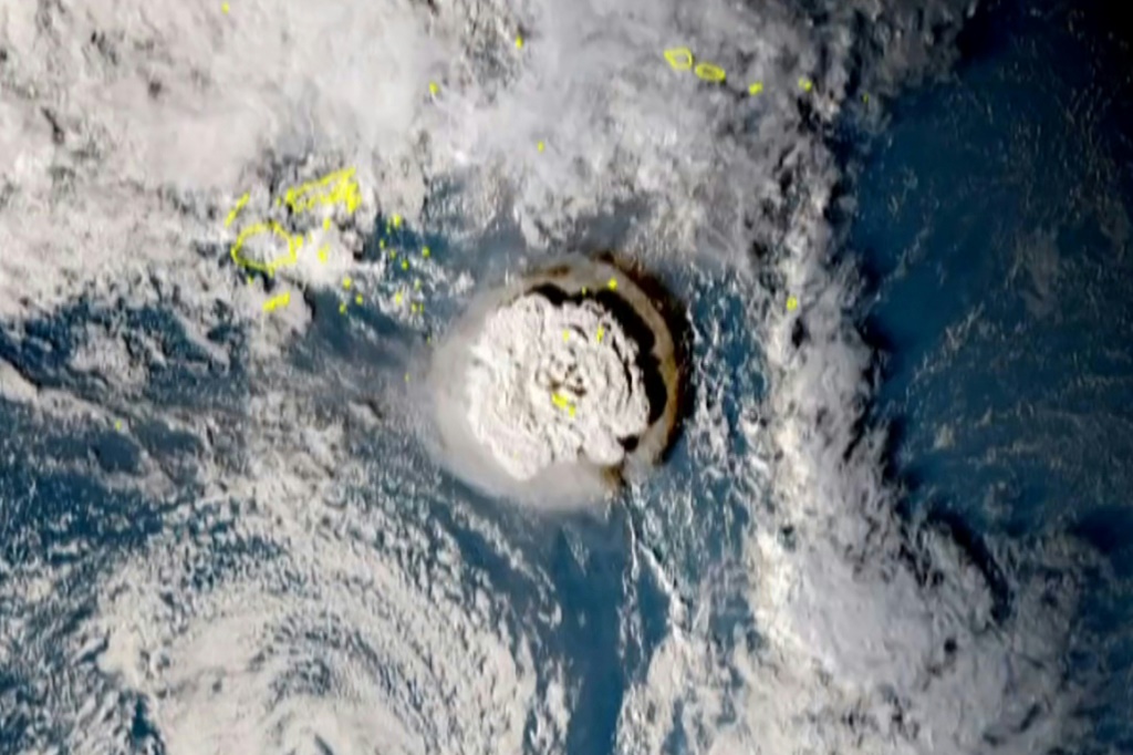 صورة قمر اصطناعي تظهر لحظة ثوران بركان هونغا تونغا هونغا ها اباي(ا ف ب)