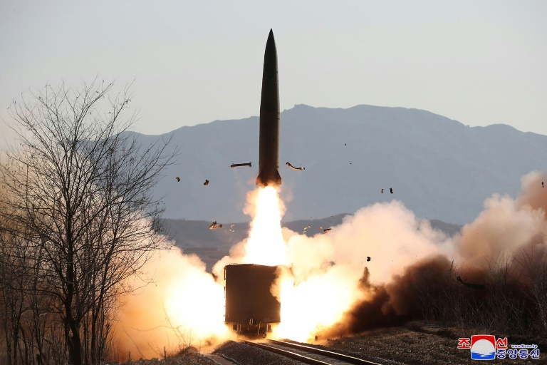 صورة التقطت في 14 كانون الثاني/يناير 2022 ونشرتها وكالة الأنباء الكورية الشمالية الرسمية في اليوم التالي، تظهر تمرينا على إطلاق صاروخ في مقاطعة بيونغان الشمالية(ا ف ب).