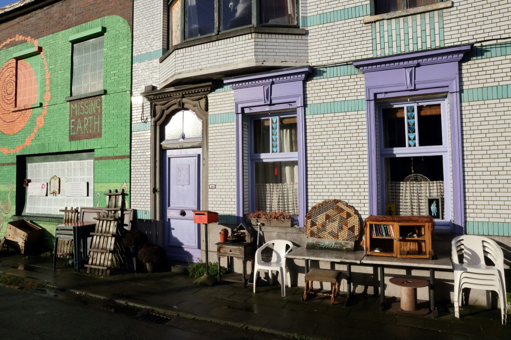 أحد المقهيين المتبقيين في قرية دول قرب مدينة أنتويرب البلجيكية في السابع من يناير 2022 (ا ف ب)