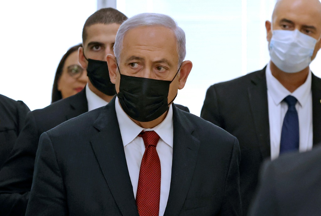 رئيس الوزراء الإسرائيلي الأسبق بنيامين نتنياهو يغادر مبنى محكمة في القدس في 16 نوفمبر 2021