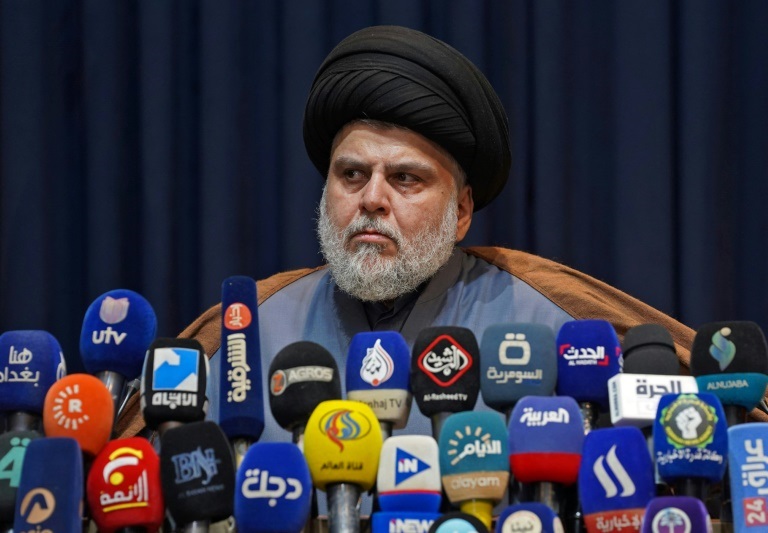 مقتدى الصدر رجل الدين الشيعي العراقي يعقد مؤتمرا صحفيا في مدينة النجف في 18 تشرين الثاني/نوفمبر 2021 (ا ف ب)
