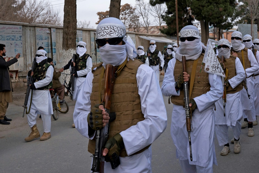 مقاتلو طالبان يشاركون في عرض عسكري في الشارع في ميمنة (ا ف ب)
