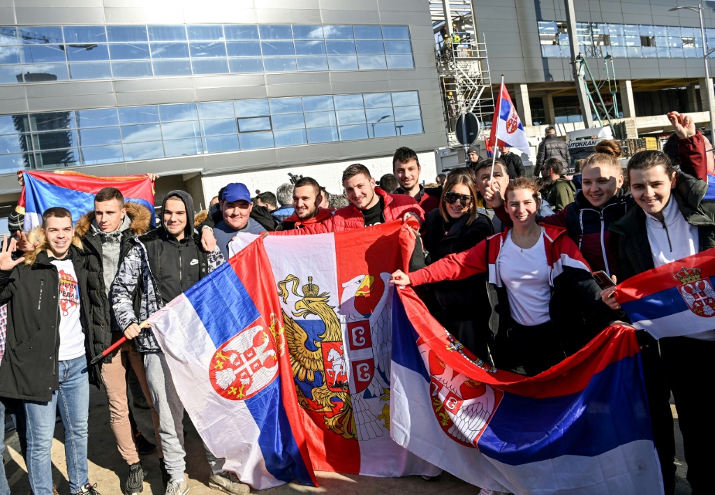الجماهير الصربية تنتظر وصول نجمها نوفاك ديوكوفيتش خارج مطار بلغراد في 17 يناير 2022 بعد ترحيله من أستراليا (ا ف ب)