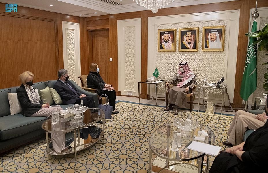 وزير الخارجية السعودي  يستقبل مساعدة وزير الخارجية الأمريكي لشؤون القرن الإفريقي والمبعوث الخاص للقرن الإفريقي(واس)