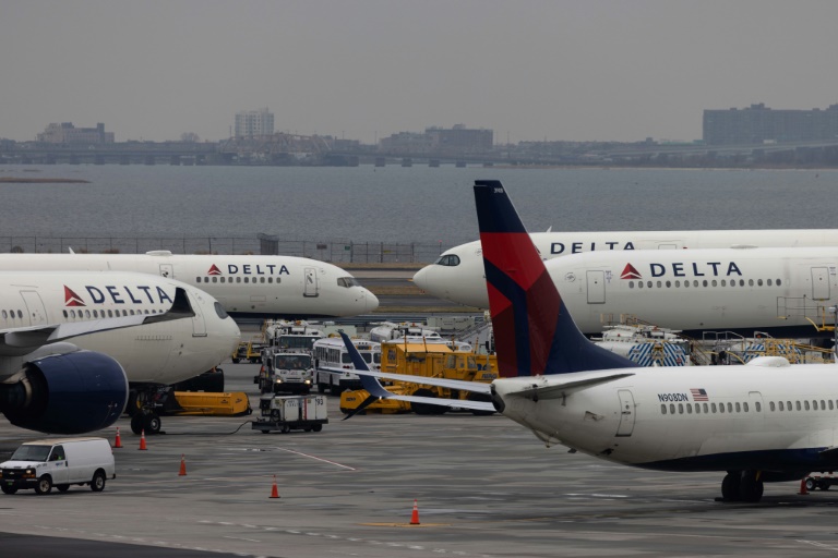 شركات الطيران الاميركية تطالب بعدم نشر خدمة الجيل الخامس للاتصالات قرب المطارات(اف ب)   