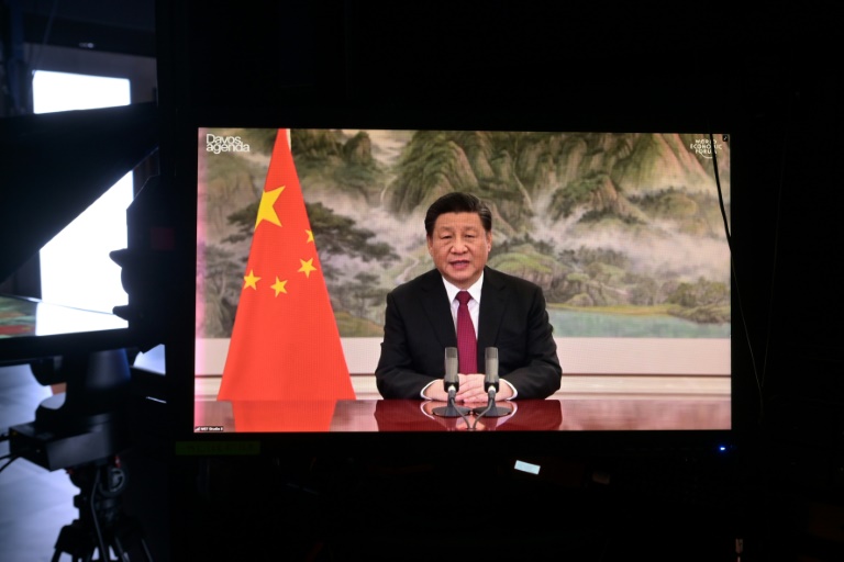 الرئيس الصيني شي جينبينغ يتحدث في إحدى جلسات المنتدى الاقتصادي العالمي في كولوني قرب جنيف في 17 كانون الثاني/يناير 2022(ا ف ب)