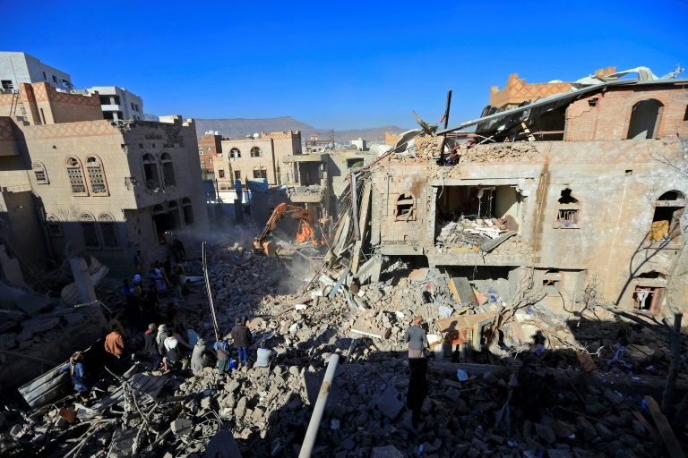 يمنيون يتفقدون الأضرار الناجمة عن غارات جوية نفّذها التحالف بقيادة السعودية على صنعاء بتاريخ 18 كانون الثاني/يناير 2022(ا ف ب)