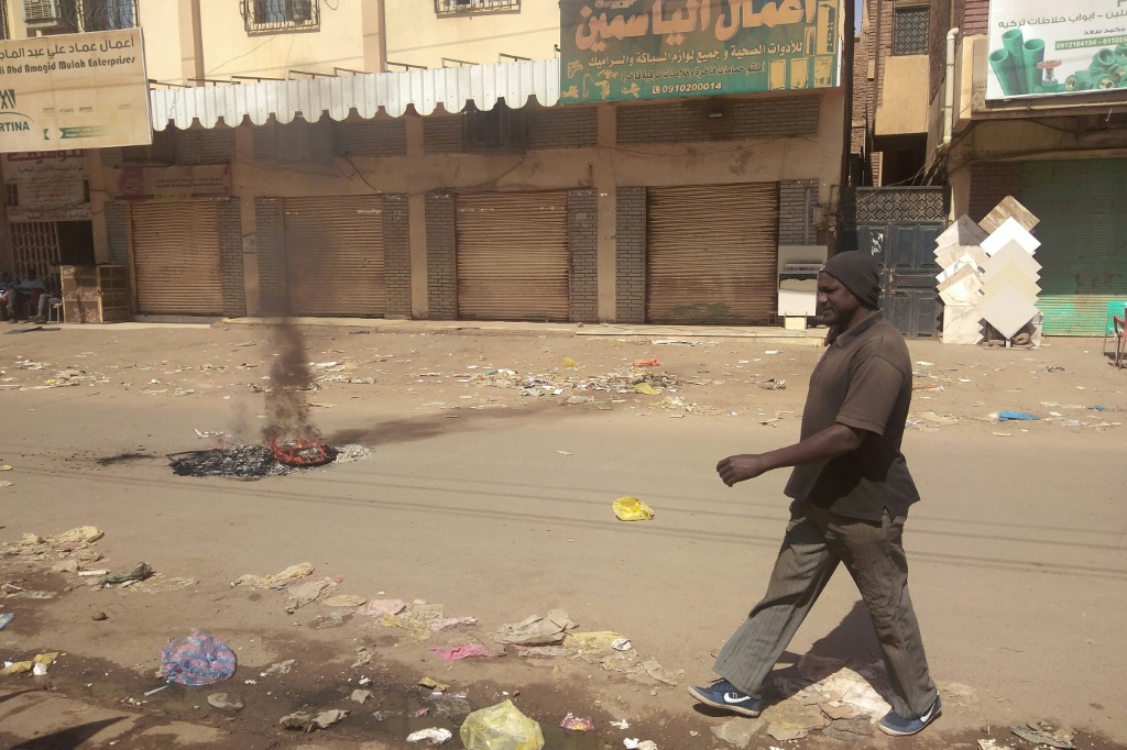 شوهدت المتاجر مغلقة في سوق ساجان بالخرطوم في 18 يناير 2022 ، في إطار حملة عصيان مدني بعد مقتل سبعة متظاهرين مناهضين للانقلاب ، بينهم تاجر من السوق (أ ف ب)   