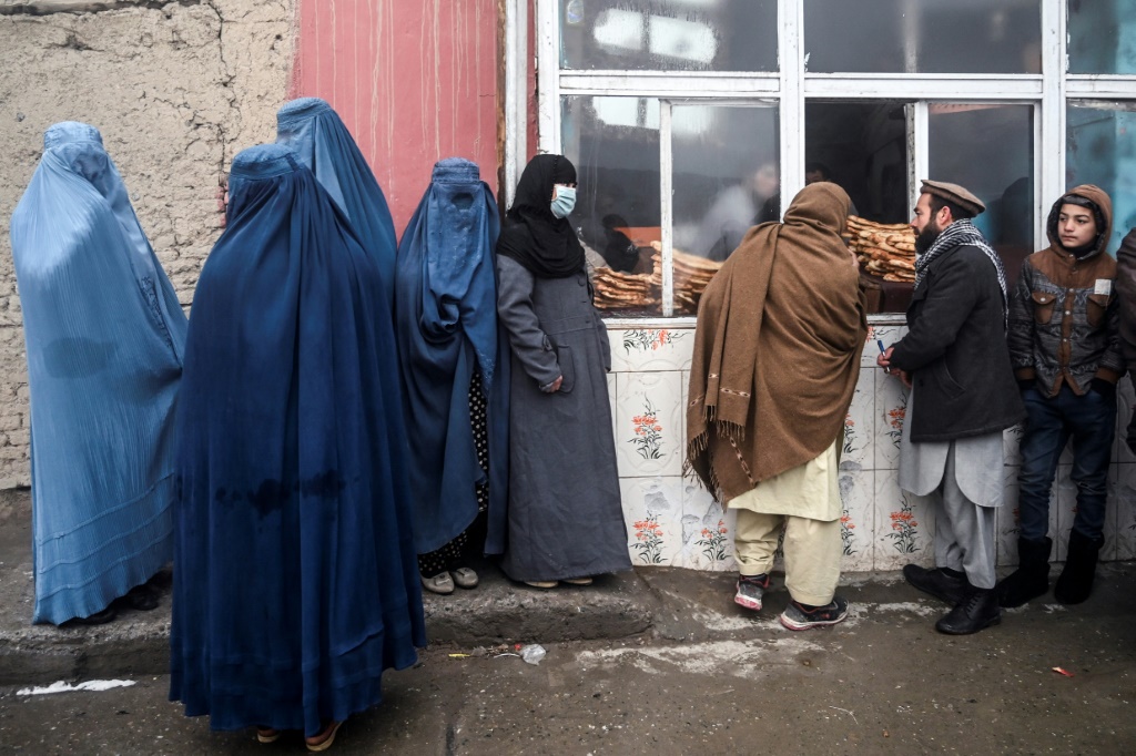 توزيع الخبز جزء من حملة إنقاذ الأفغان من الجوع (أ ف ب)
