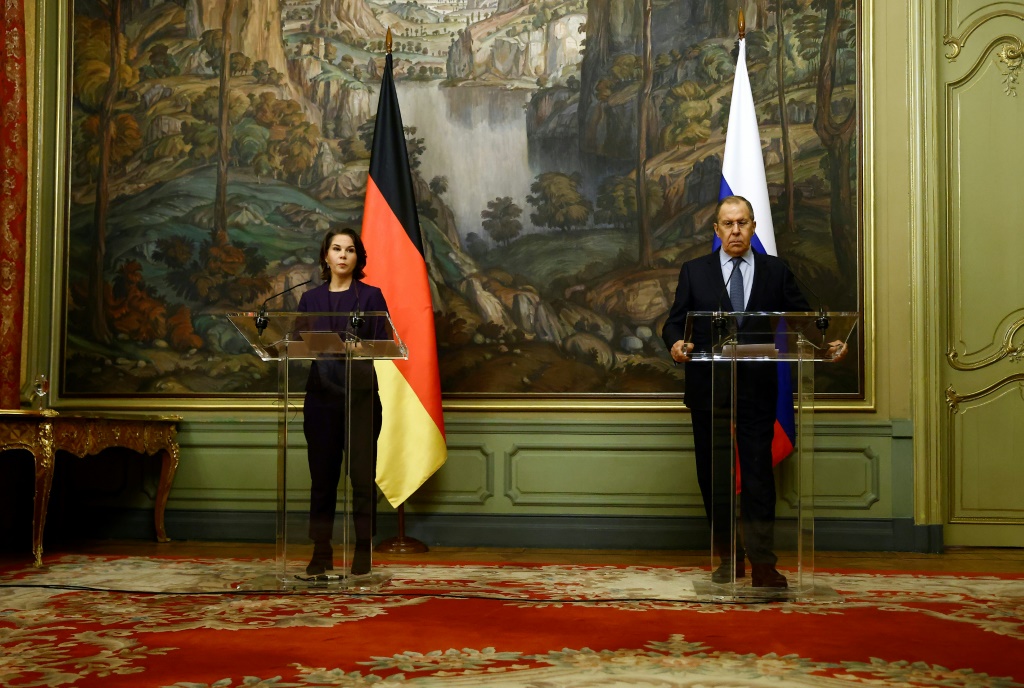 وزير الخارجية الروسي سيرغي لافروف ونظيرته الالمانية انالينا بربوك خلال مؤتمر صحافي مشترك في موسكو في 18 كانون الثاني/يناير 2022(ا ف ب)