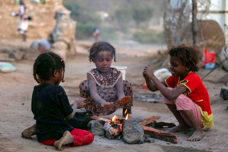أطفال في مخيم للنازحين في تعز في 11 يناير 2022 (ا ف ب)