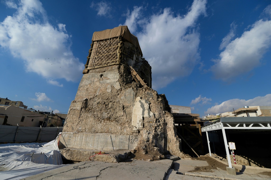 صورة ملتقطة في 18 كانون الثاني/يناير 2022 تظهر حفريات في مسجد النوري في الموصل في شمال العراق حيث اكتشفت أرضيات مصلى يعود للقرن الثاني عشر(ا ف ب)