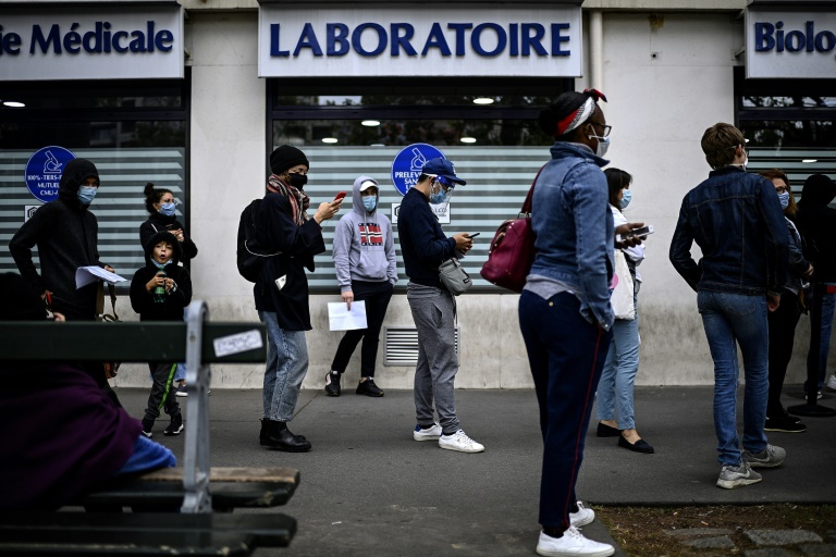  أشخاص بانتظار الخضوع لفحص كوفيد في باريس بتاريخ 29 آب/اغسطس 2020(ا ف ب)