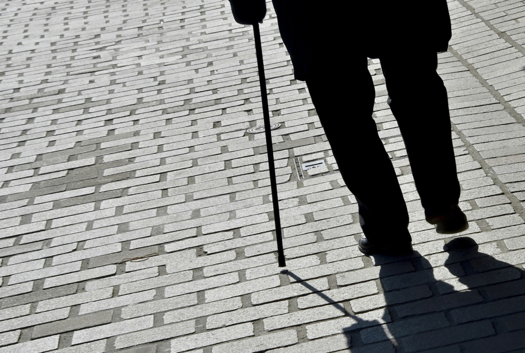  شخص مسنّ يمشي في مدينة نانت غرب فرنسا في 16 آذار/مارس 2017(ا ف ب)