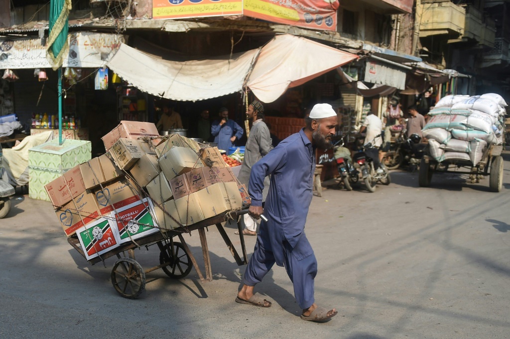 وبلغ معدل التضخم في باكستان نحو عشرة بالمئة العام الماضي (أ ف ب)