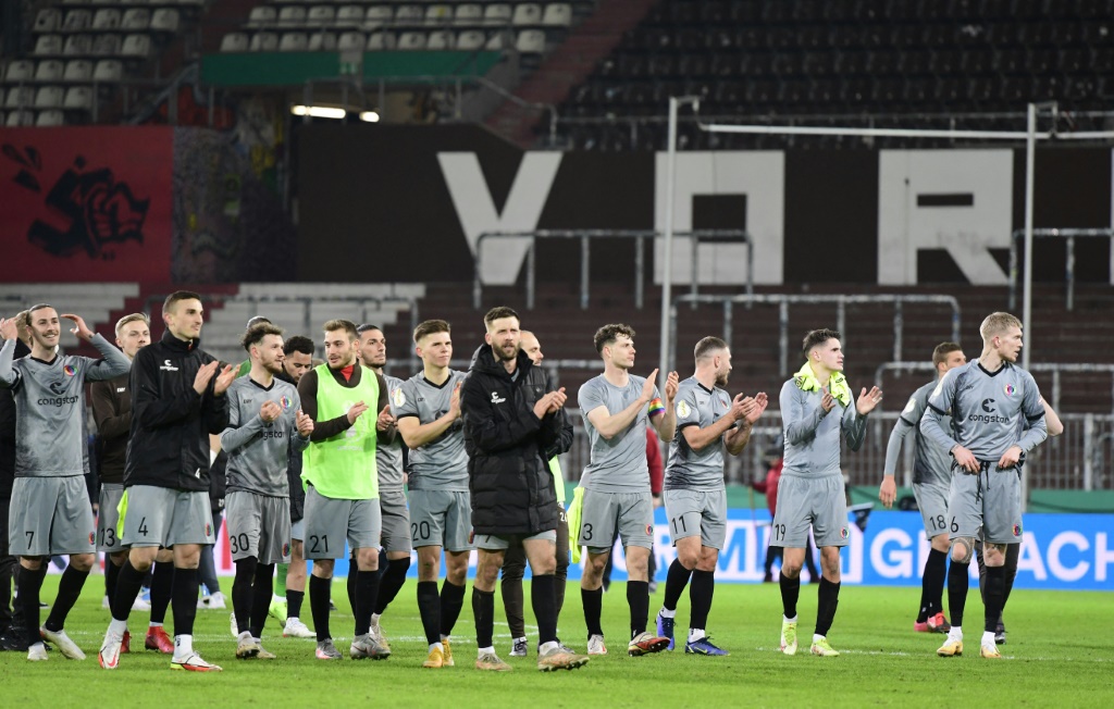 لاعبو سانت باولي من الدرجة الثانية يحتفلون بفوزهم على بوروسيا دورتموند (ا ف ب)